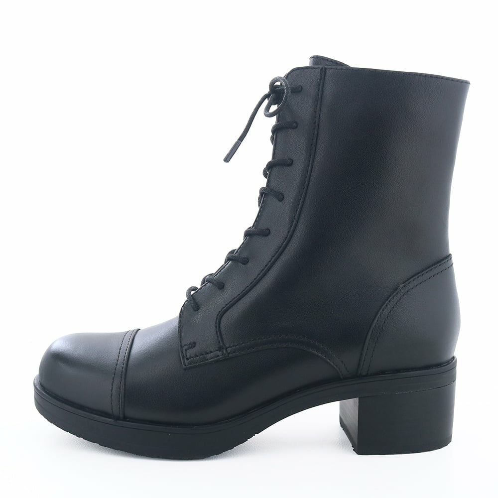 ころんとしたトゥラインが魅力のレースアップブーツ