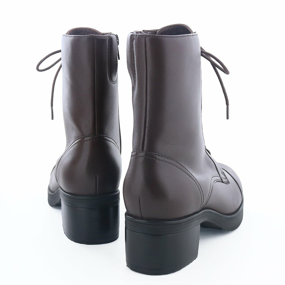 秋の装いに自然と馴染む、オンオフ使える万能ブーツです