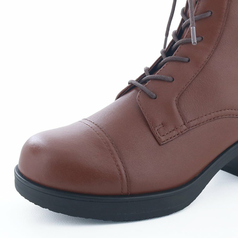 特徴あるころっとした丸みトゥ。立体感があり指先を締め付けません