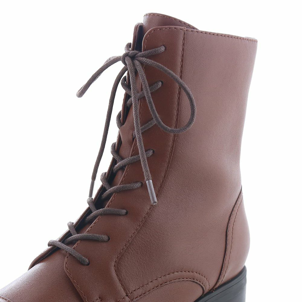 靴紐の締め方で筒幅を調節。足のコンディションに合わせられるのが嬉しい