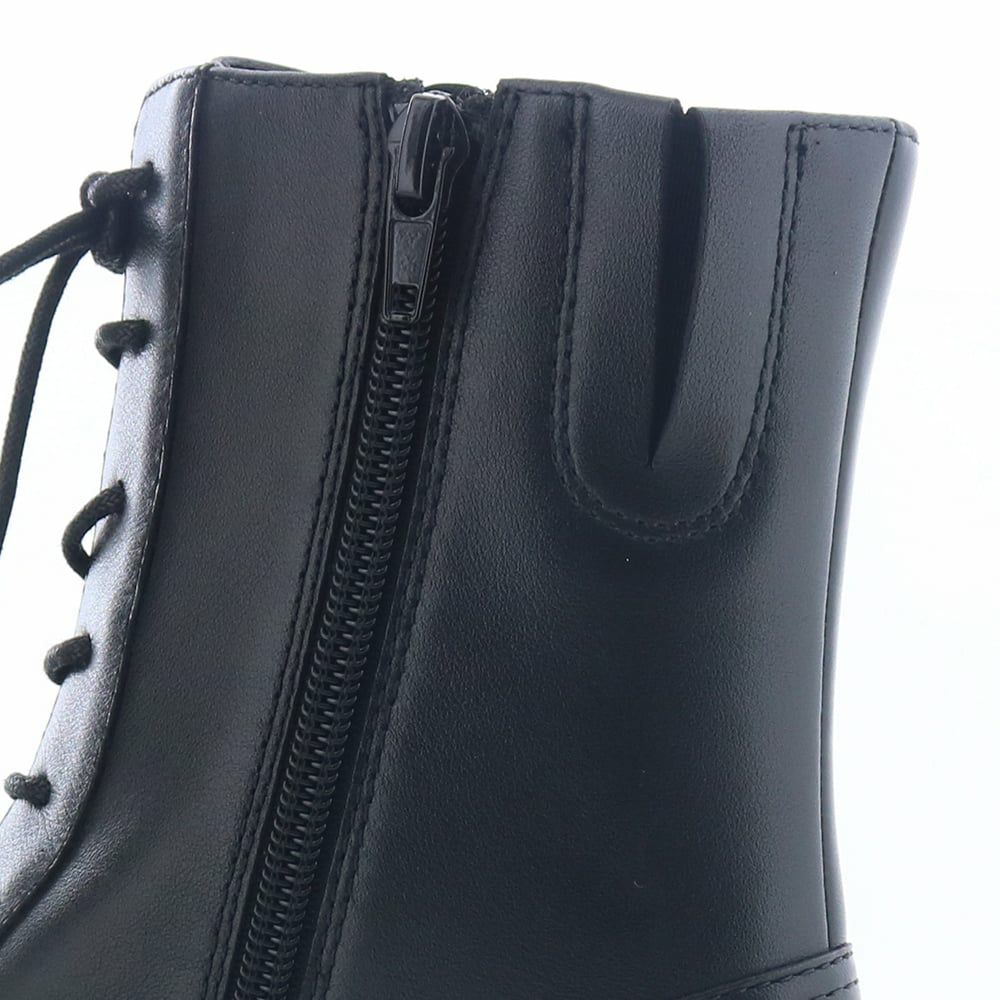 さり気ないゴム使いもポイント。履き口が広がるので足を動かしやすくなっています