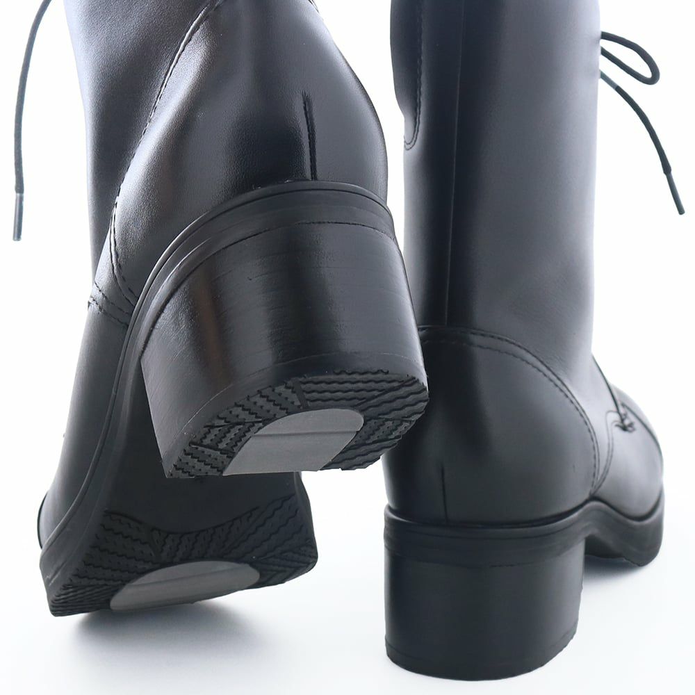 ソールは防滑仕様。ヒールも滑りにくく、安心して歩けます