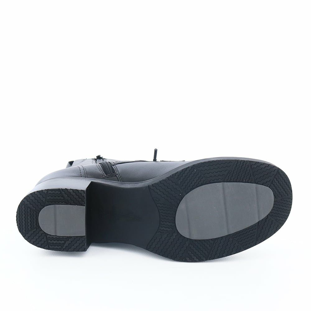 前底にも厚みがあるので実際のヒール傾斜は3.0cmほどです