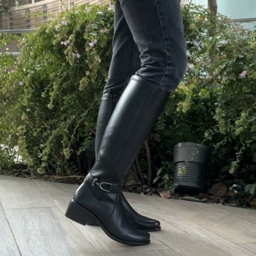 スタッフ着用：ブラック