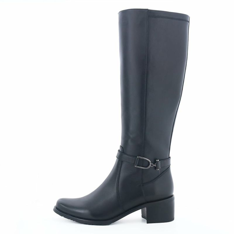 クラシカルなムード漂うベルテッドロングブーツ