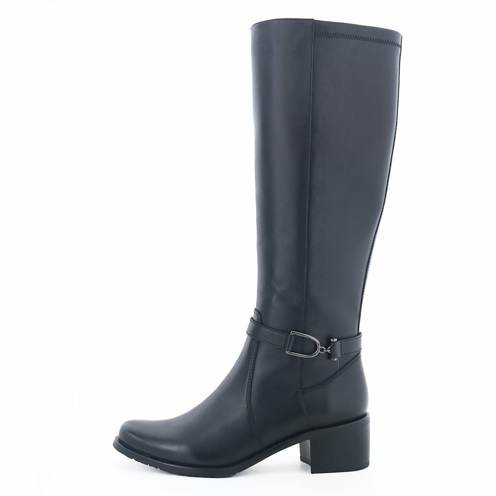 クラシカルなムード漂うベルテッドロングブーツ