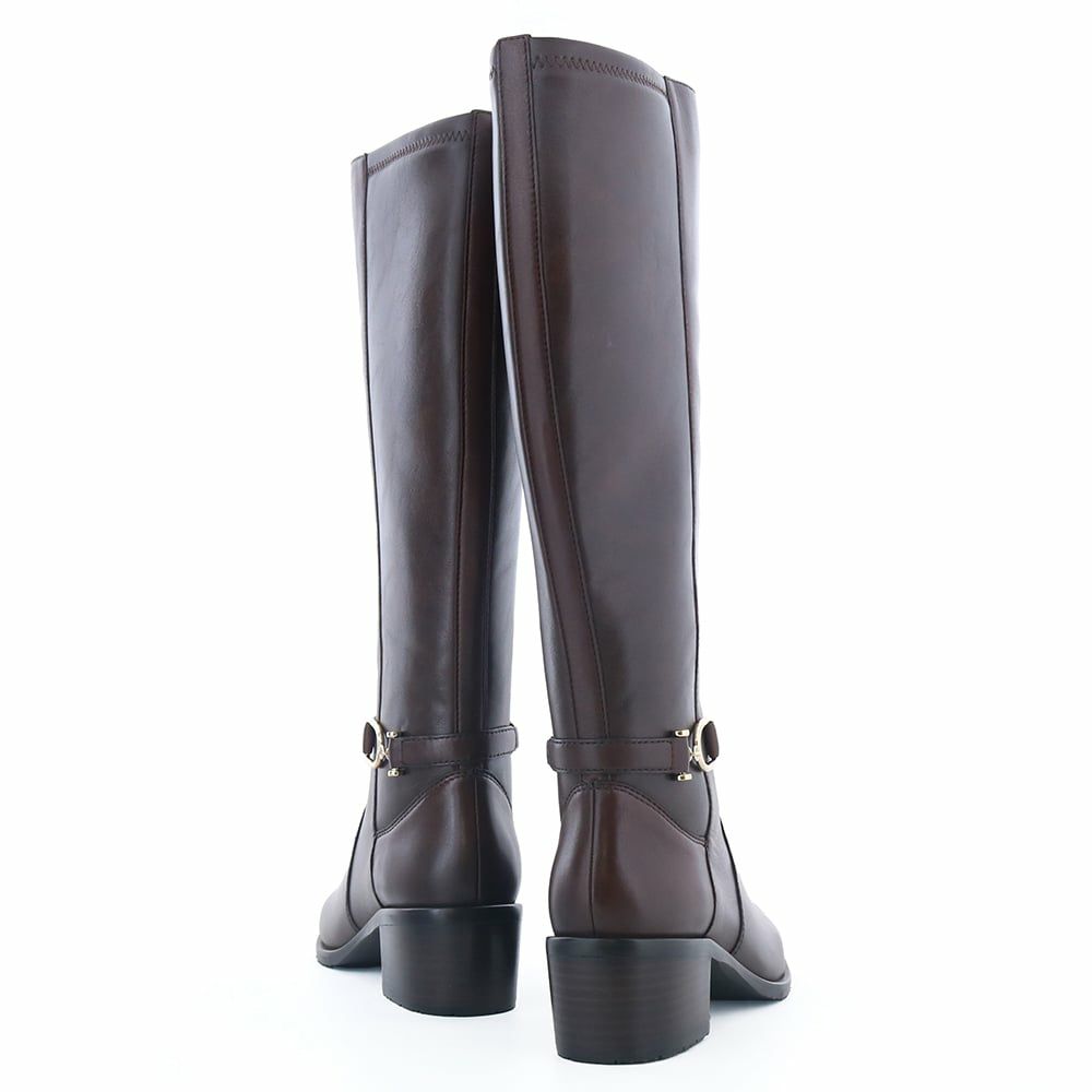 筒の後ろ部分はストレッチ材を使用。脚にやさしくフィットします