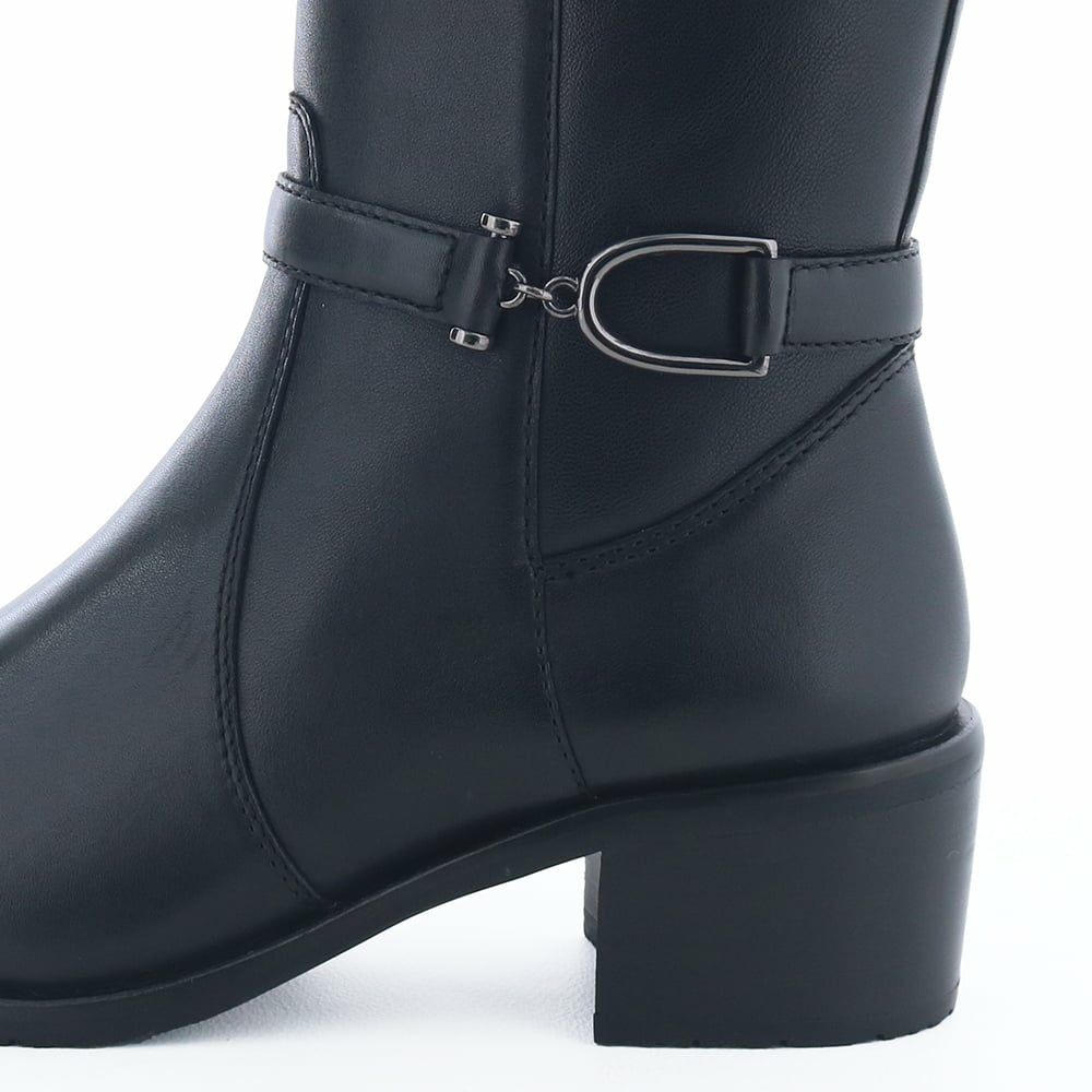 ベーシックなデザインにアクセントを加える足首ベルト。さり気ない金具使いが上品です