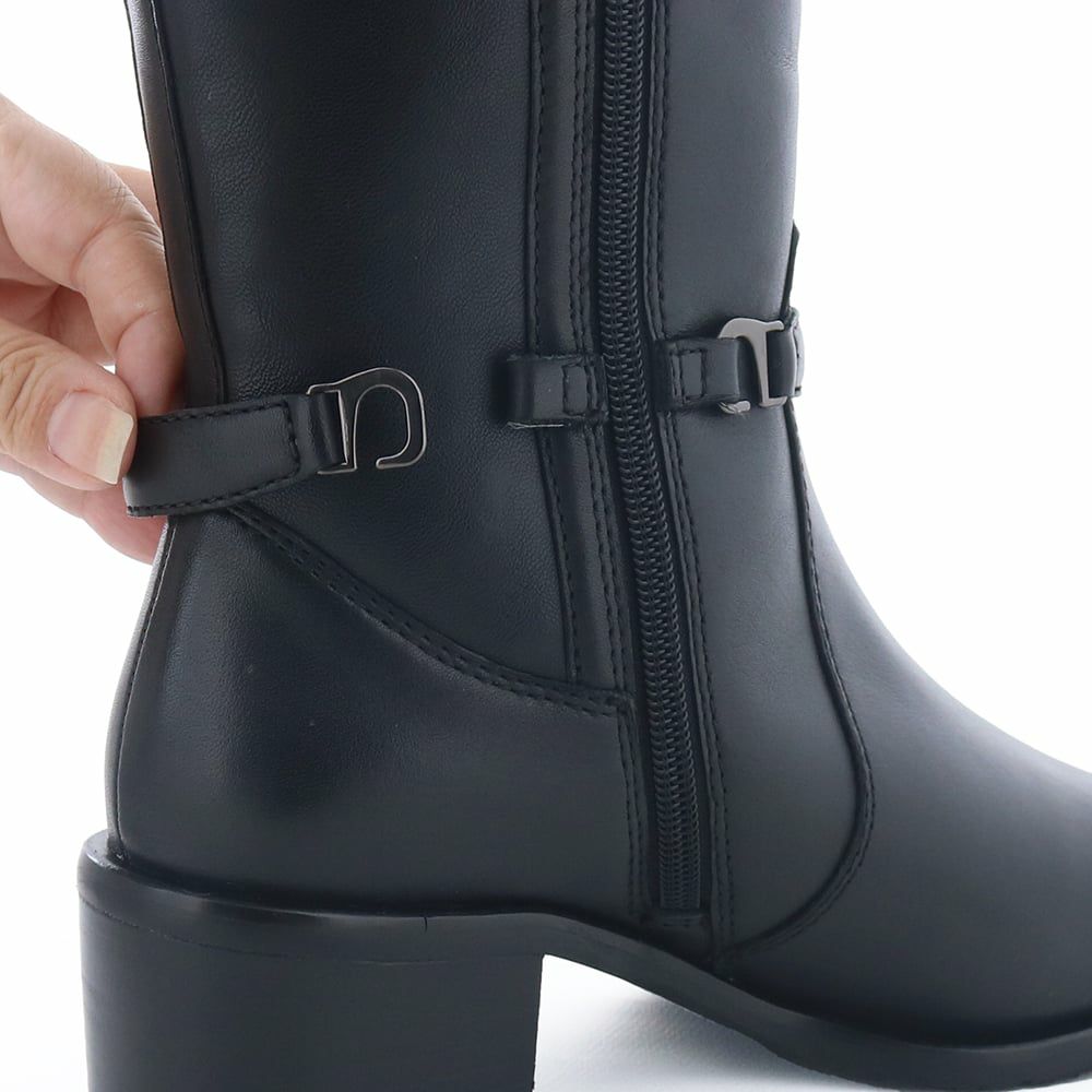 ベルトは取り外し可能。内側のフックで簡単に取り外せます