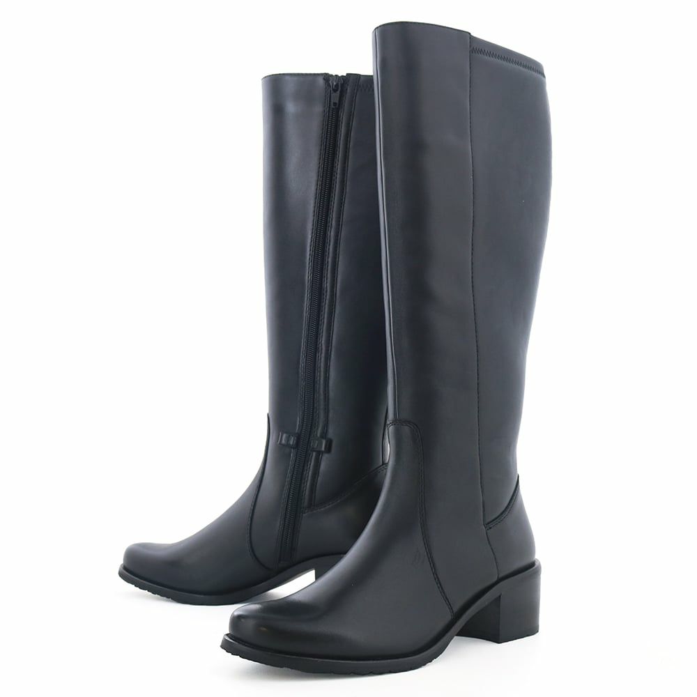 ベルトを外せばシンプルなプレーンブーツに。コーデの幅が広がります