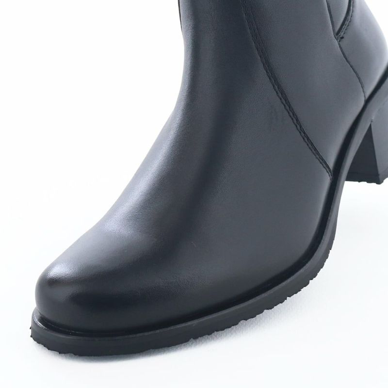 くせのないすっきりトゥライン。カジュアルにもフェミニンにも合わせやすい