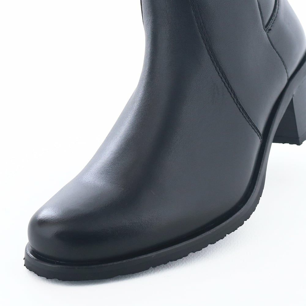 くせのないすっきりトゥライン。カジュアルにもフェミニンにも合わせやすい