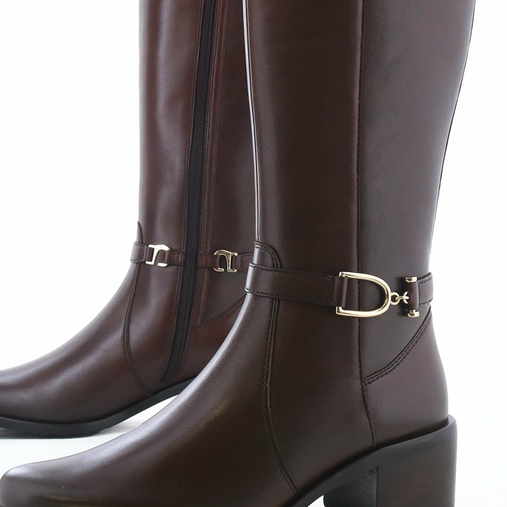 レザーの風合いで上質感たっぷり。コーデを一気に格上げしてくれます