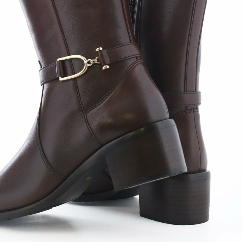 きちんと感がありながらも歩きやすい太ヒール。安定感抜群です