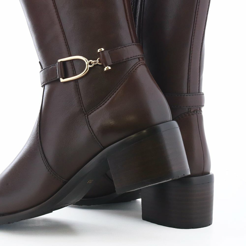 きちんと感がありながらも歩きやすい太ヒール。安定感抜群です