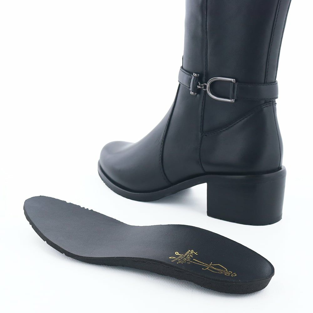 クッションの効いたカップインソール。足裏のアーチもしっかり支えてくれます