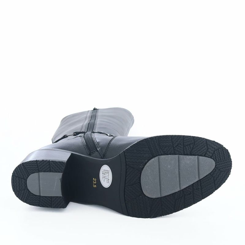 アウトソールは防滑仕様。安心して歩けます