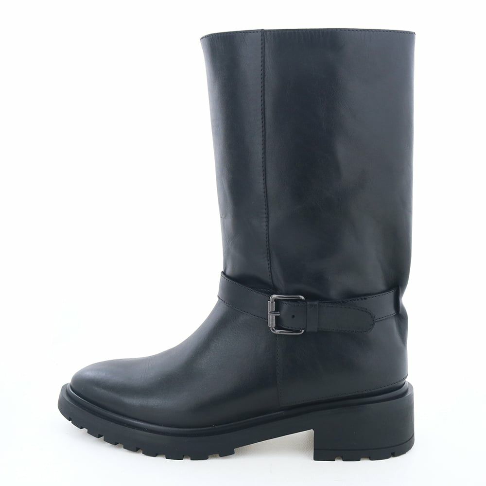 トレンドのカバーブーツを大人が履けるようモダンに仕立てた一足