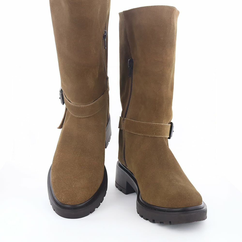 ルーズなシルエットにすっきりトゥでメリハリの効いたデザイン