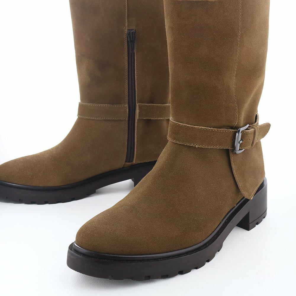 きれいめスタイルにも合わせやすいすっきり長めのトゥライン