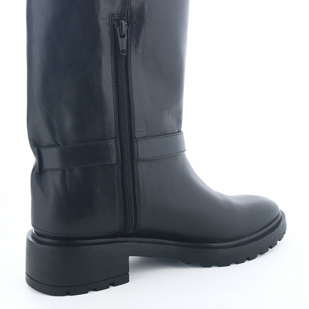 内ファスナー付きなので着脱もスムーズ