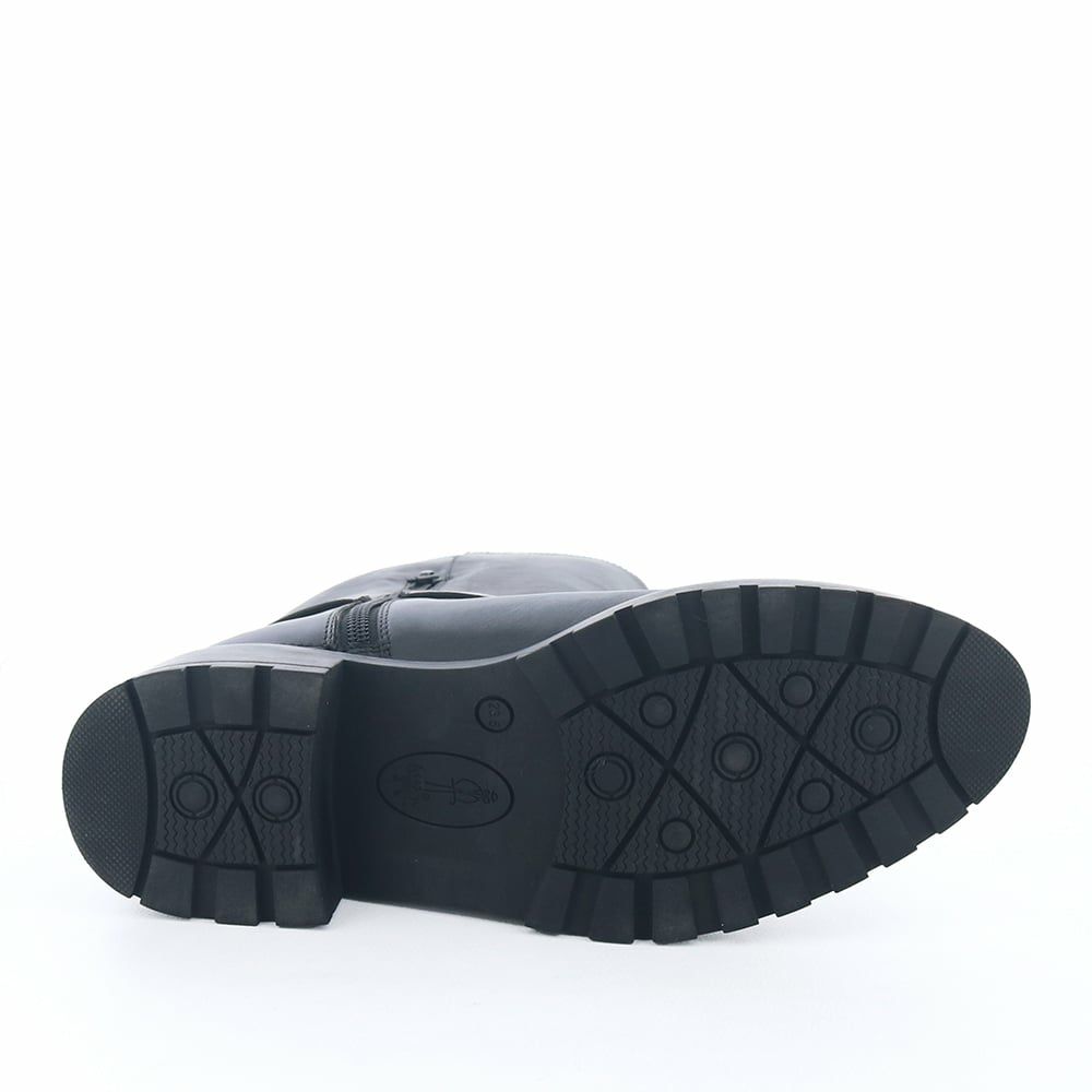 ソール全体に厚みがあり傾斜は2.5cmほど