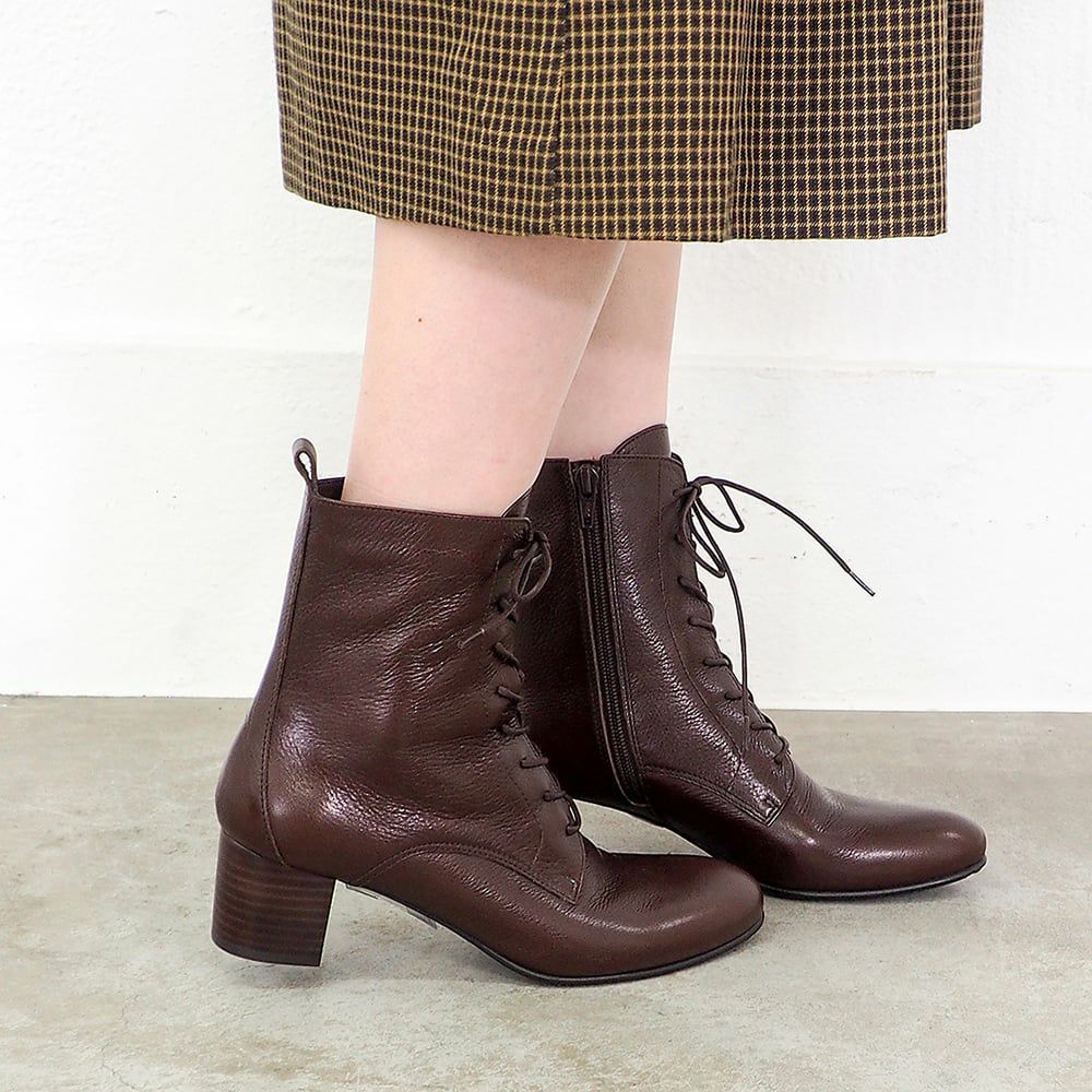 ダークブラウン