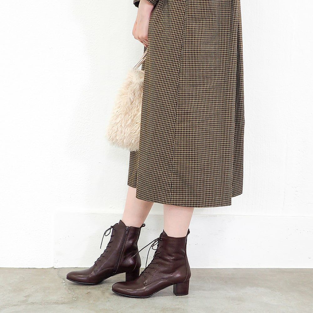 ダークブラウン