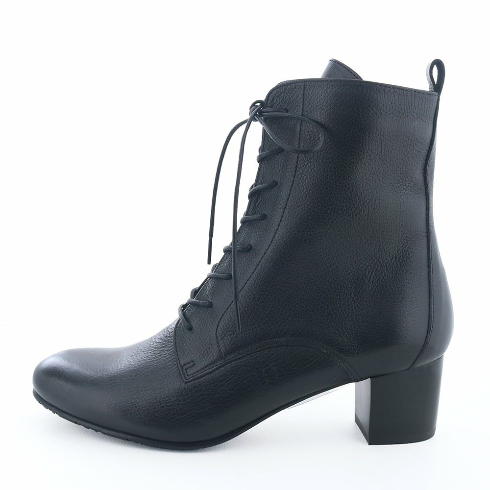 ベーシックなデザインで長く付き合えるレースアップブーツ