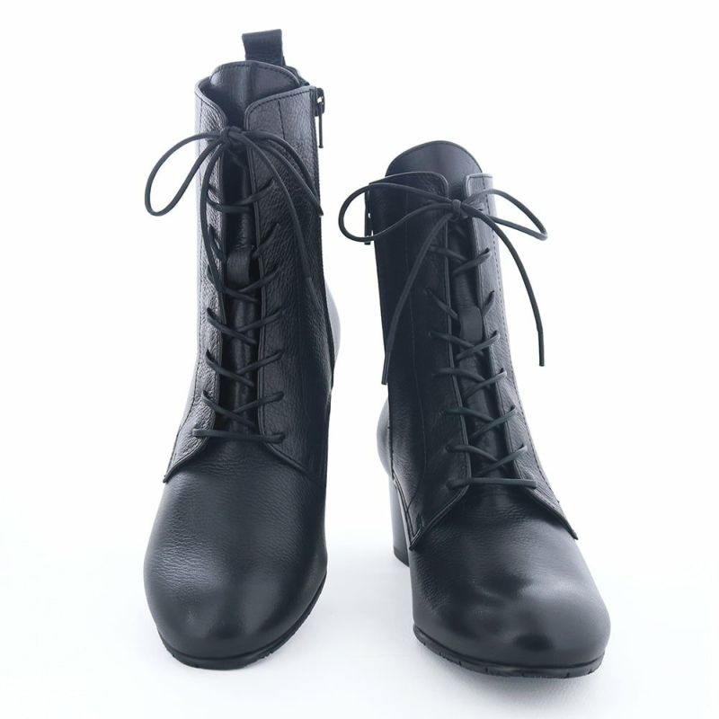 透明感のある品ありレザーできれい見えする一足です