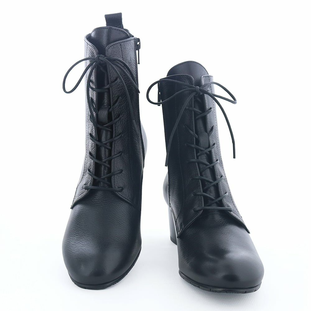 透明感のある品ありレザーできれい見えする一足です