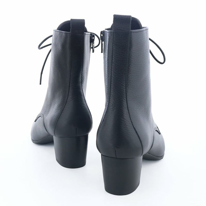 きちんと感と歩きやすさを兼ね備えた太めヒールもポイント