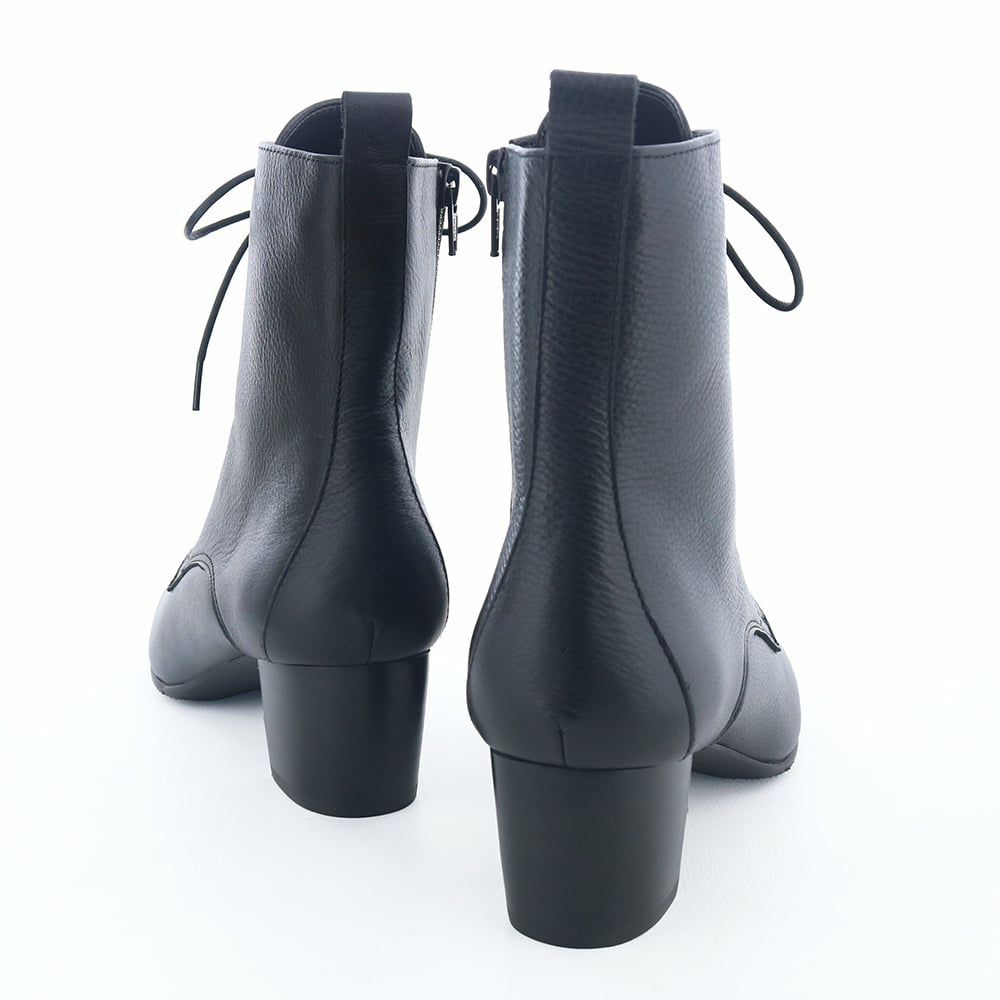 きちんと感と歩きやすさを兼ね備えた太めヒールもポイント