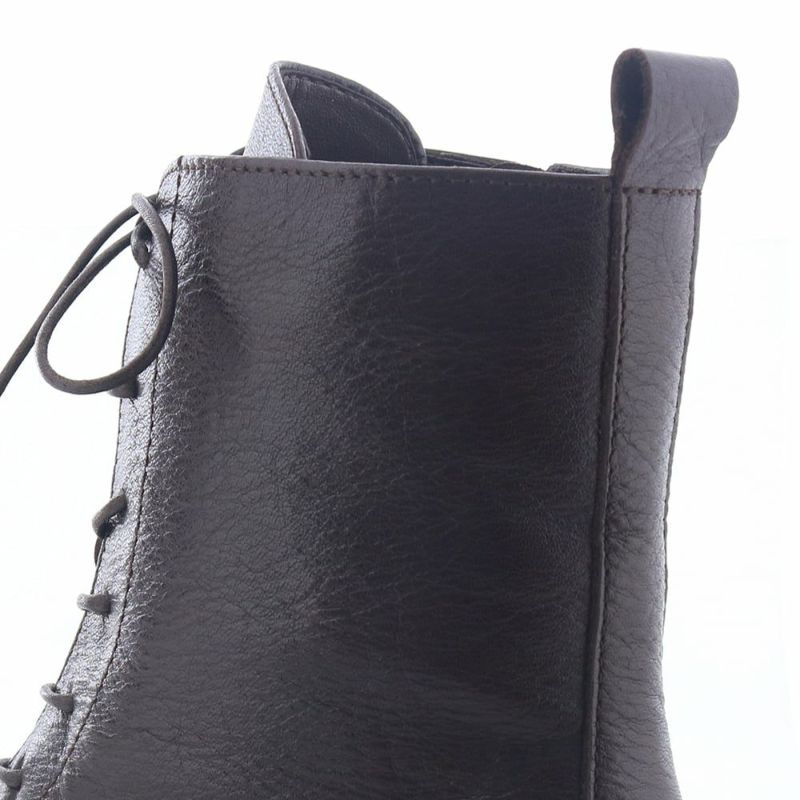 バックにあしらったプルストラップがさり気ないアクセントに