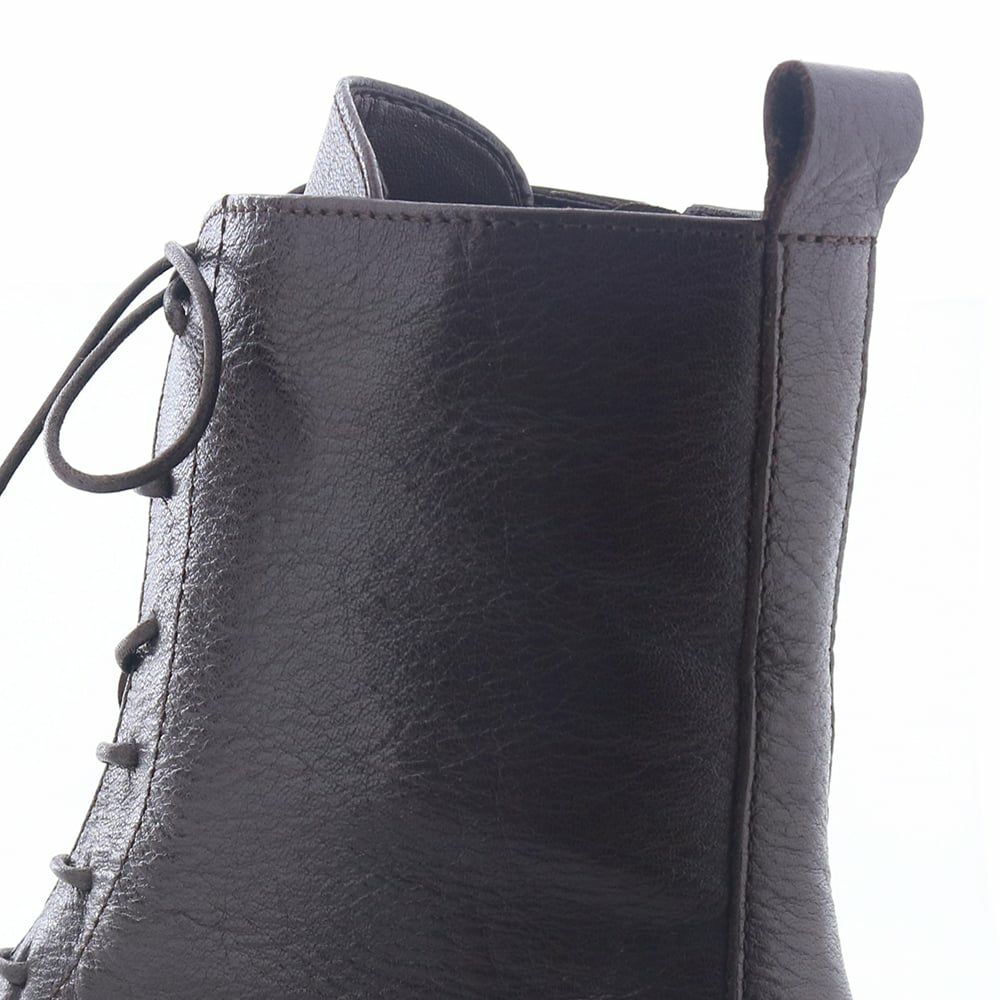 バックにあしらったプルストラップがさり気ないアクセントに