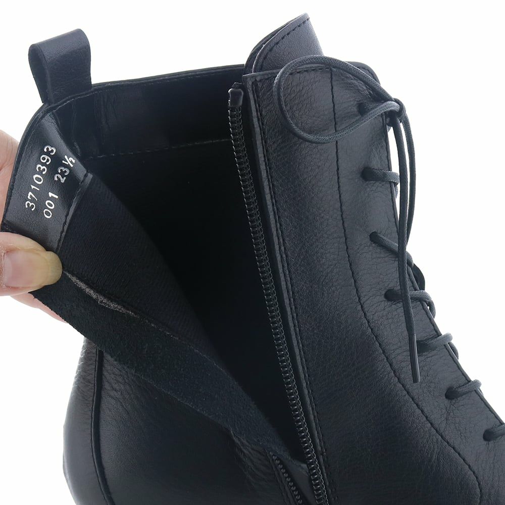 裏地はスポンジ入りのふっくら生地でソフトな足あたりです