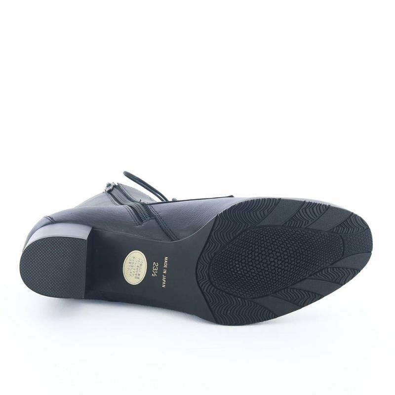 ヒールは太く安定感のあるデザイン