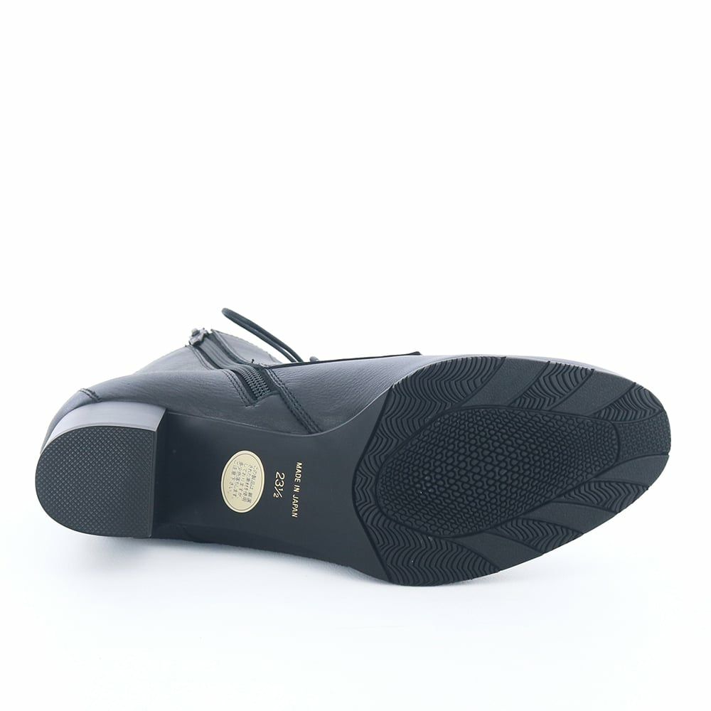 ヒールは太く安定感のあるデザイン