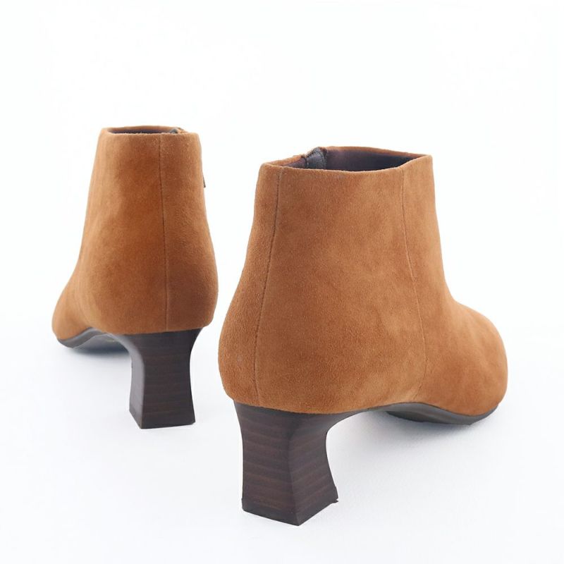 短め丈でパンツにもスカートにも合わせやすく、履き回ししやすい