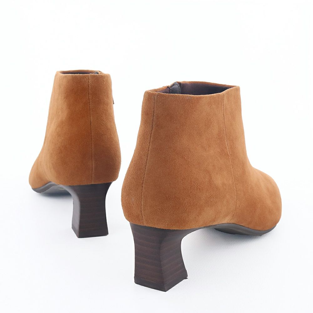 短め丈でパンツにもスカートにも合わせやすく、履き回ししやすい