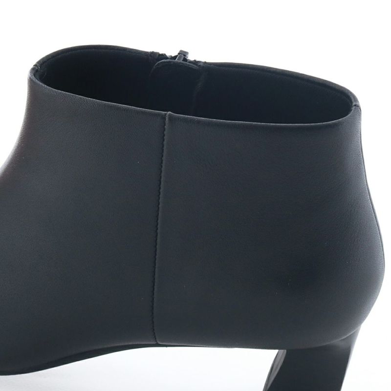 パツンとカットしたような直線的なトップラインもポイント