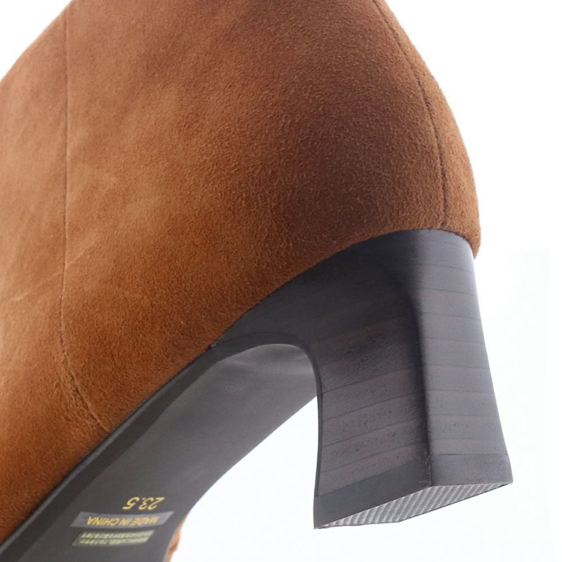 きゅっとくびれたヒールもポイント。各パーツにサヴァサヴァらしいこだわりが光ります