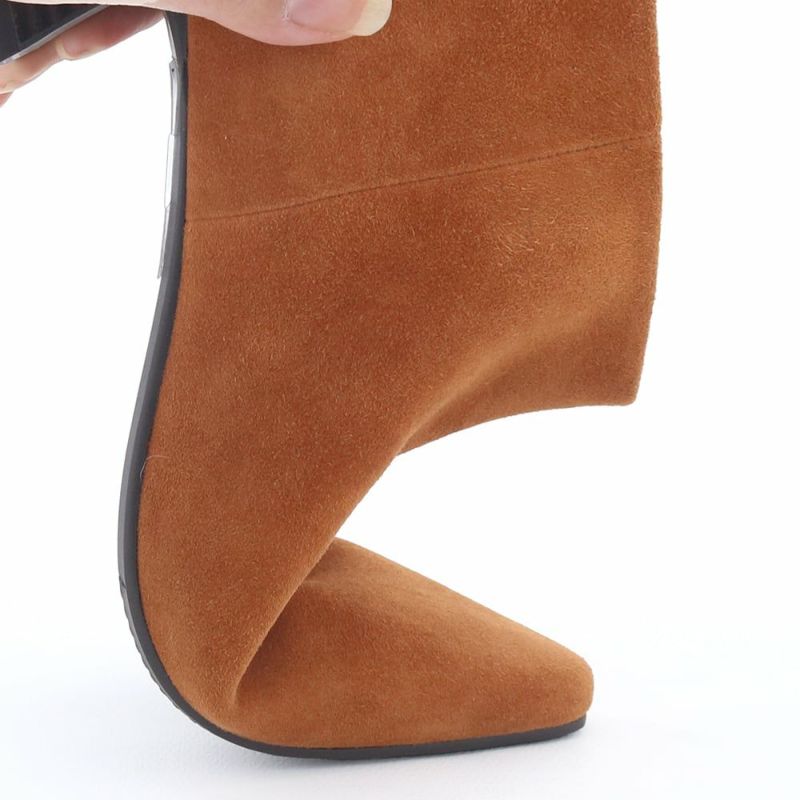 しなやかに屈曲するソール。きれい見えしながら履きやすさもしっかり備えています