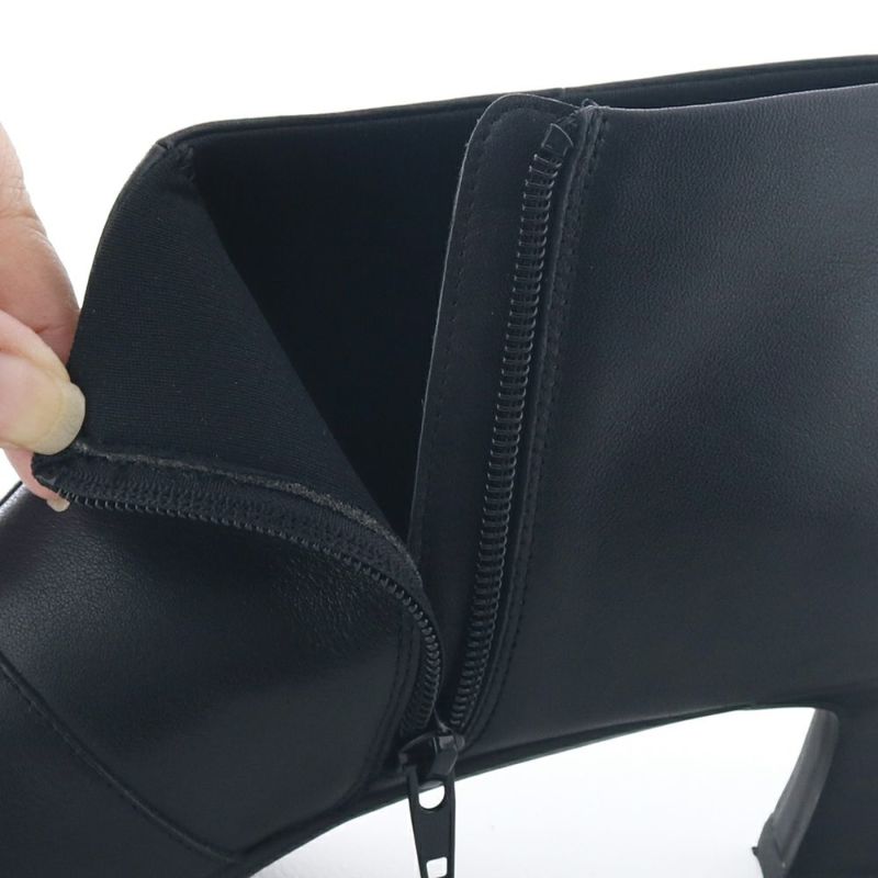 足に触れる裏地はスポンジ入りのやわらか素材