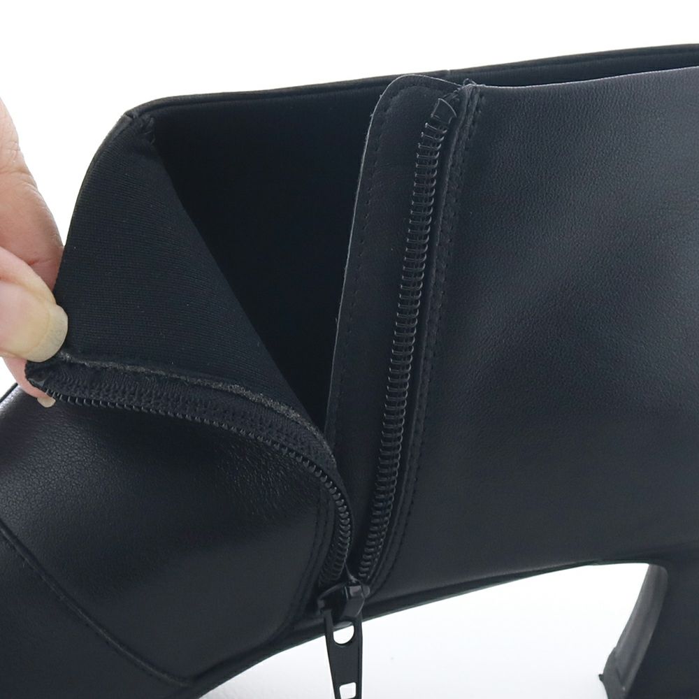 足に触れる裏地はスポンジ入りのやわらか素材