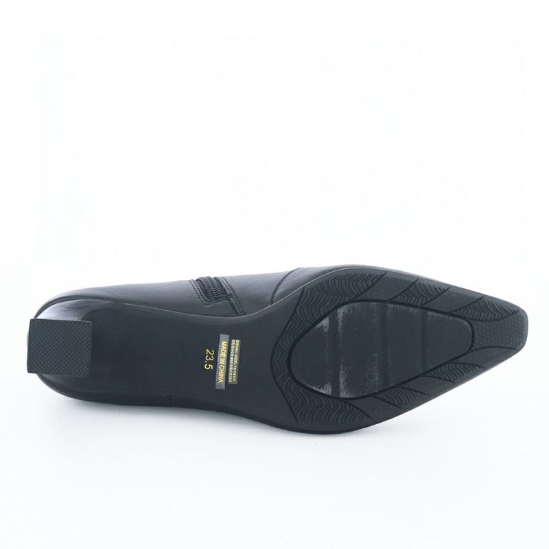 アウトソールは防滑仕様。滑りやすい床面も安心です