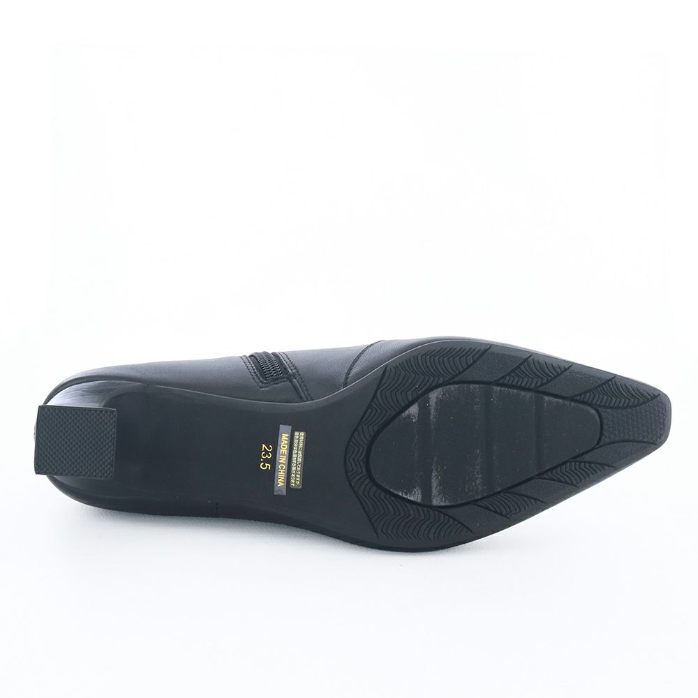 アウトソールは防滑仕様。滑りやすい床面も安心です