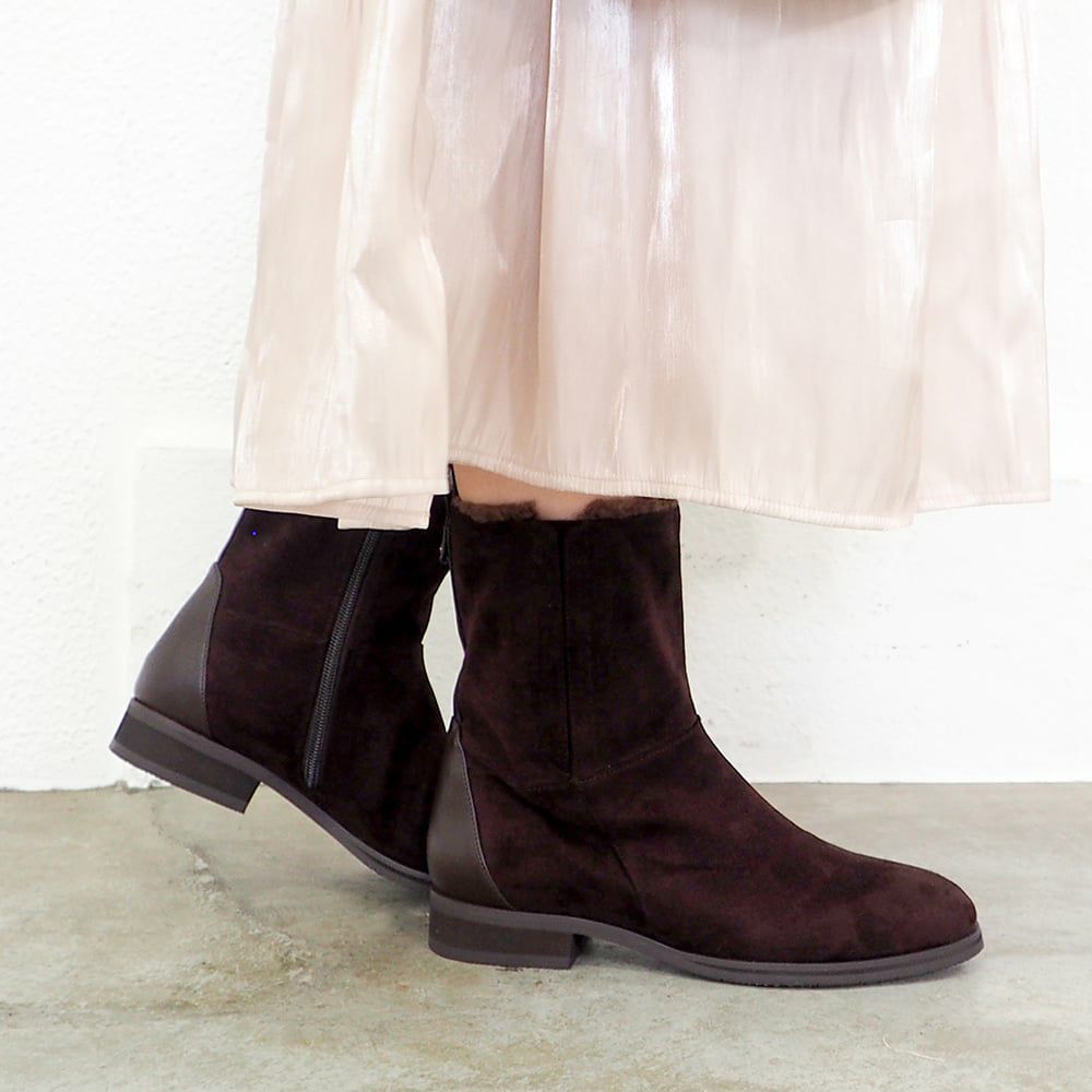 ダークブラウン