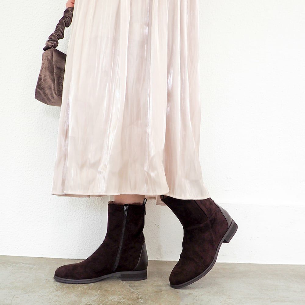 ダークブラウン