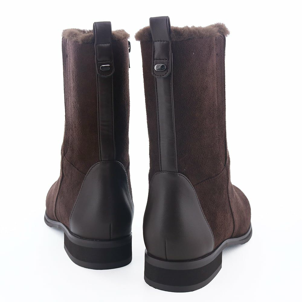 通勤スタイルにもなじみやすい、大人のファーブーツです